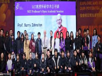 学员与 Barry 教授合影